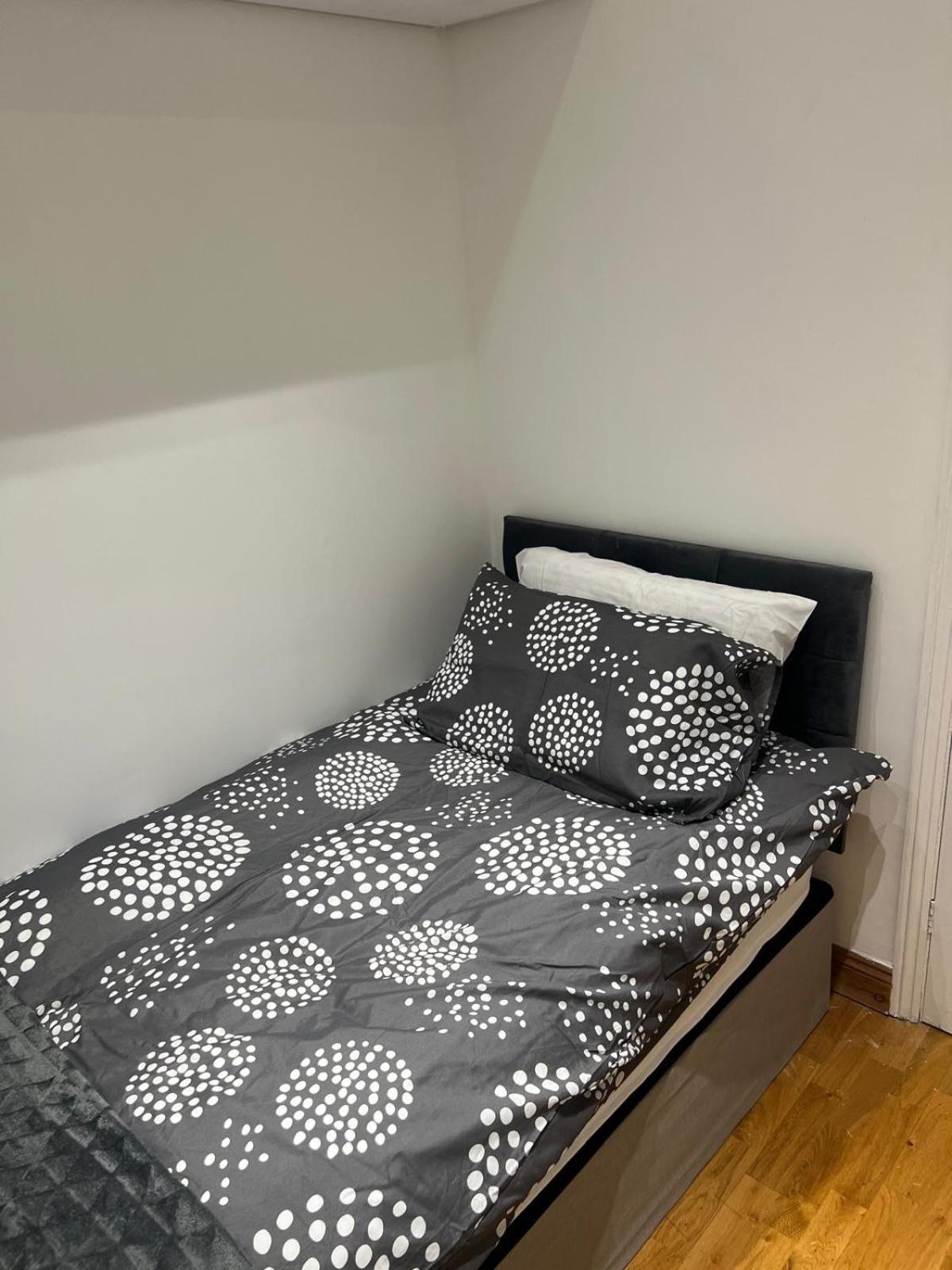 Good Priced Single Rooms In Northolt Eksteriør bilde