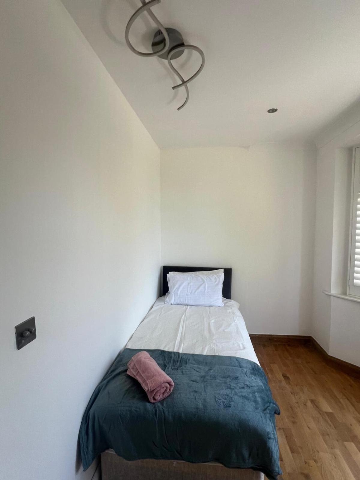 Good Priced Single Rooms In Northolt Eksteriør bilde
