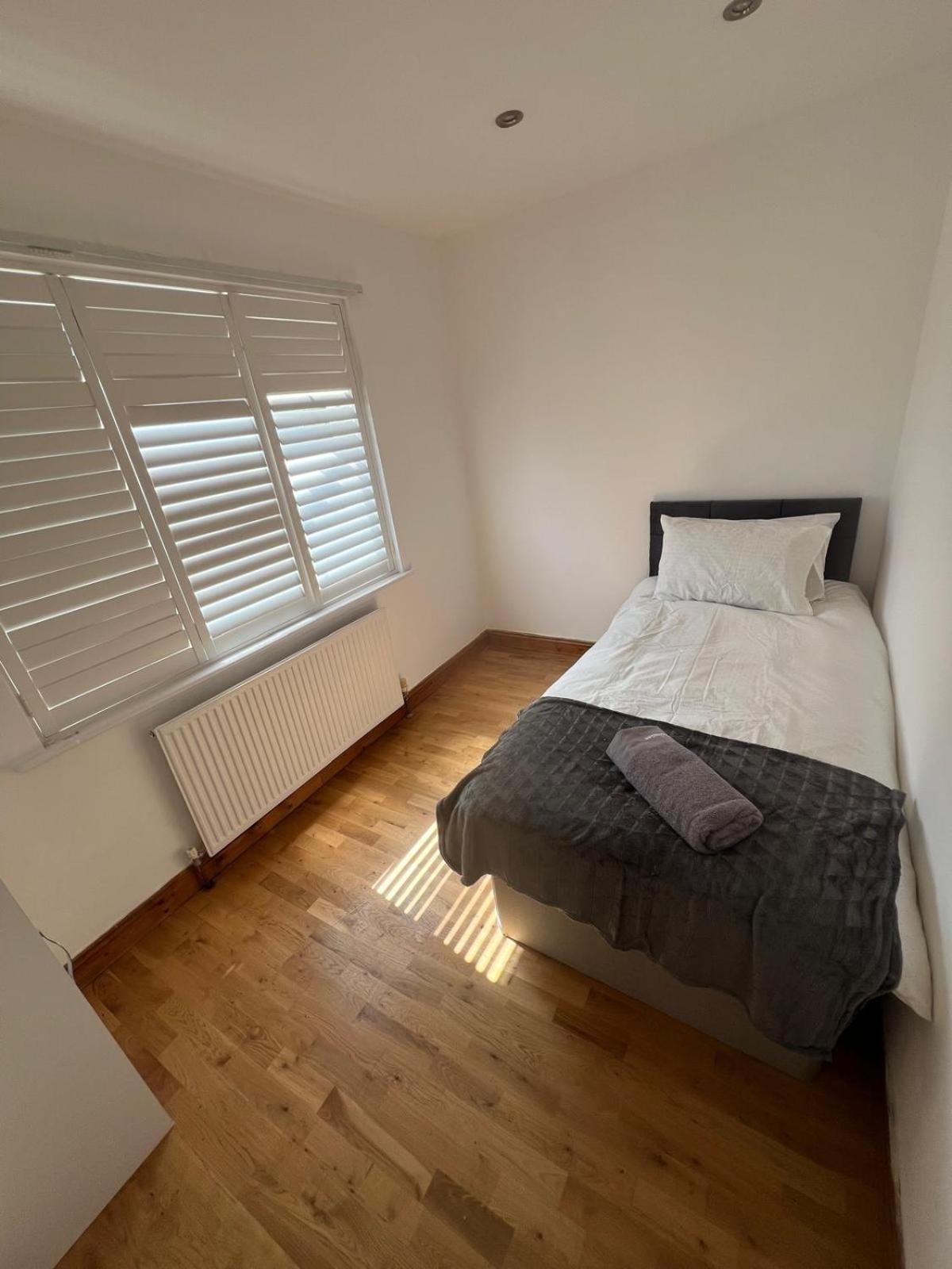 Good Priced Single Rooms In Northolt Eksteriør bilde